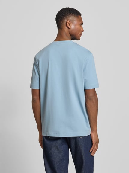 Männermodel trägt Regular Fit T-Shirt aus Baumwoll-Mix Modell 'TCHUP' von BOSS Orange in Hellblau, unifarben, Ganzkörperansicht Rückansicht.