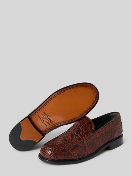 Produktfoto, Slipper aus echt leer Modell 'CraftJames' van Clarks, afgerond model, sierriempjes, dierenprint, gladde zool, hakhoogte maat 44: 2 cm, schachthoogte maat 44: 7 cm, schachtbreedte maat 44: 12 cm