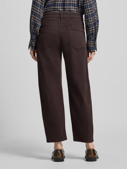 Frauenmodel trägt Barrel Jeans aus Baumwoll-Mix Modell 'ELIN' von CAMBIO in Dunkelbraun, strukturierte Oberfläche, klassische Taschen, Ganzkörperansicht Rückansicht, Damen Barrel Jeans von CAMBIO.