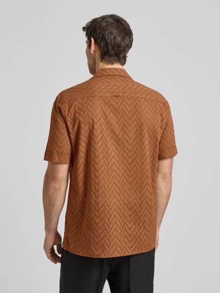 Männermodel trägt Relaxed-Fit Freizeithemd mit Lochmuster Modell 'Honolulu' von Antony Morato in Braun, Reine Baumwolle, Rückansicht Ganzkörperansicht.