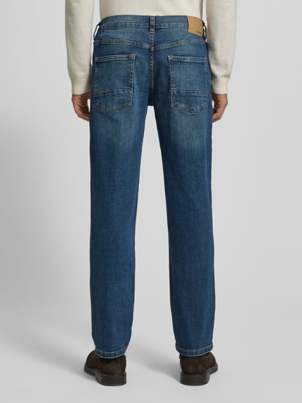 Männermodel trägt Regular Fit Jeans mit Eingrifftaschen von MCNEAL in Blau, Baumwoll-Elasthan-Mix, Ganzkörperansicht Rückansicht.