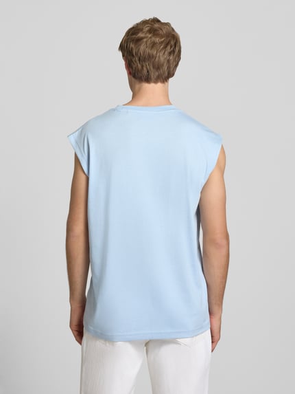 Männermodel trägt Regular Fit Tank Top aus reiner katoen model 'NURAZAK' van Hugo Blue, look: effen, jersey, labelpatch, ganzkörperansicht rückansicht