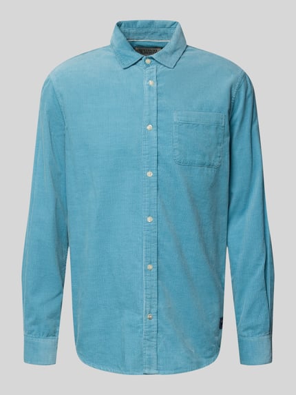 Produktfoto, Regular Fit Freizeithemd mit Label-Patch Modell 'CORDUROY' von Scotch & Soda z bawełny, kolor niebieski, kołnierzyk typu kent, listwa guzikowa, Brustasza, sportowe mankiety, zaokrąglony dół, długość tyłu w rozmiarze M: 78 cm, szerokość w rozmiarze M: 47 cm, długość rękawów w rozmiarze M: 67 cm
