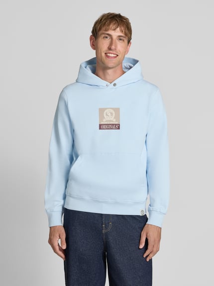 Männermodel trägt Hoodie mit Label-Print Modell 'FREDERIKSBERG' von JACK & JONES, hellblau, Baumwoll-Mix, Ganzkörperansicht von vorne.