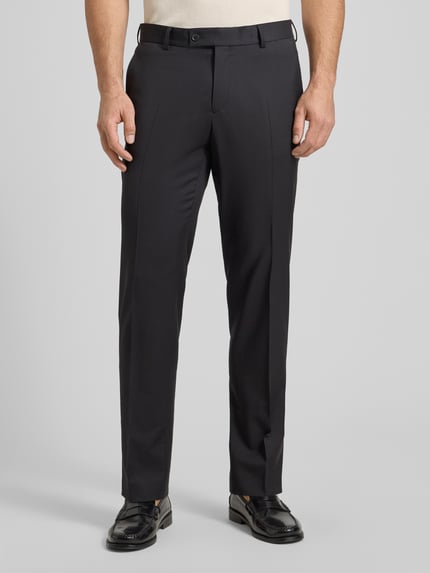 Männermodel trägt Anzughose aus Schurwolle Modell 'Cole' von CG - Club of Gents, Slim Fit, dunkle Farbe, mit Bügelfalten, Nahaufnahme Oberkörper bis Schuhe.