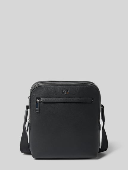 Produktfoto, torba na ramię Umhängetasche mit Label-Prägung Modell 'RAY_BIG NS' von BOSS, Imitacja skóry, zamek błyskawiczny, główna przegroda, aplikacja: wytłaczane logo, pasek na ramię, wykończenie materiału: sztuczna skóra, kolor czarny, prostokątny kształt, lekko ziarnista faktura