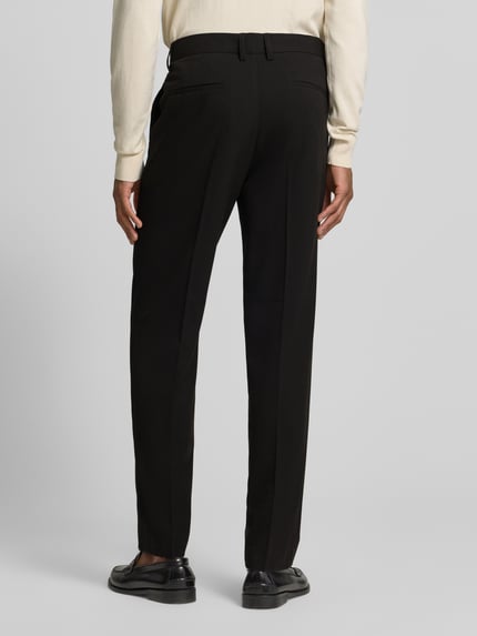 Männermodel trägt Slim Fit Stoffhose mit Viskose-Anteil von Lindbergh, schwarzer Elastischer-Material-Mix, Bügelfalte, Gesäßtaschen, Eingrifftaschen, Haken- und Reißverschluss, Bundweite 37 cm, Innenbeinlänge 80 cm, Ganzkörperansicht Rückansicht.
