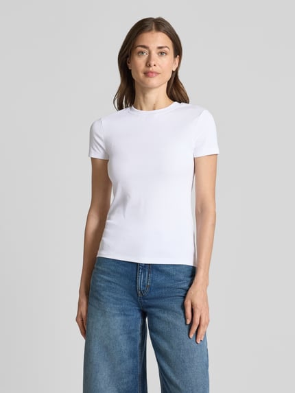 Frauenmodel trägt Cropped T-Shirt mit Rundhalsausschnitt von Stefanel, weiß, Baumwoll-Mix mit Stretch-Anteil, Slim-Fit, Feinripp, Ganzkörperansicht von vorne.