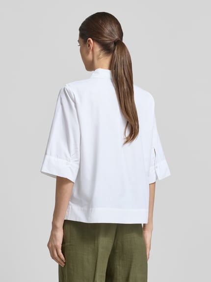 Frauenmodel trägt Regular Fit Hemdbluse im Halbarm-Design Modell 'Netti' von Soyaconcept, Weiß, glattes Material-Mix, Rückansicht, Rückenlänge bei Größe S 58 cm, Ärmellänge 37 cm, Hemdblusenkragen. Ganzkörperansicht Rückansicht.