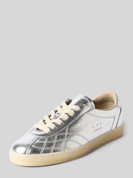 Produktfoto, Sneaker aus echtem Leder mit Logo-Prägung von Copenhagen, silberfarbene Oberfläche, abgerundete Form, Schnürverschluss, glatte Sohle, Absatzhöhe 2 cm, Schafthöhe 7 cm, Schaftweite 8 cm