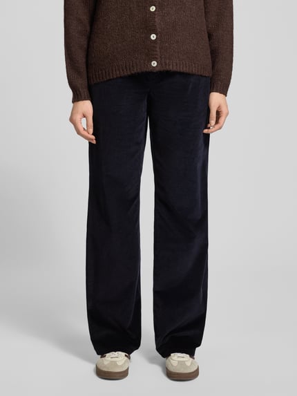 Frauenmodel trägt Wide Fit Cordhose mit Eingrifftaschen Modell 'Liv' von TONI aus elastischem Baumwoll-Mix, dunkelblau, Nahaufnahme Beine, Vorderansicht.