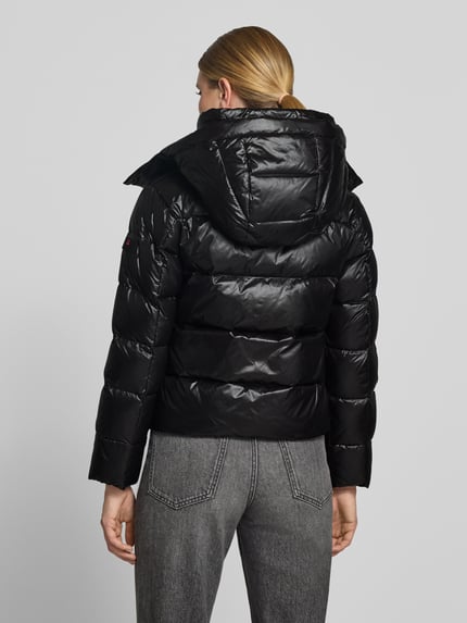 Frauenmodel trägt schwarze Steppjacke mit Kapuze und Eingrifftaschen Modell 'KENID' von Peuterey, Rückenansicht, gerader Schnitt, KI-modifiziertes Bild.
