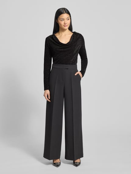 Frauenmodel trägt Regular Fit Langarmshirt mit Wasserfall-Ausschnitt Modell 'SANDRA' von Selected Femme, schimmernde Optik, Stretch-Webstruktur, Ganzkörperansicht von vorne.