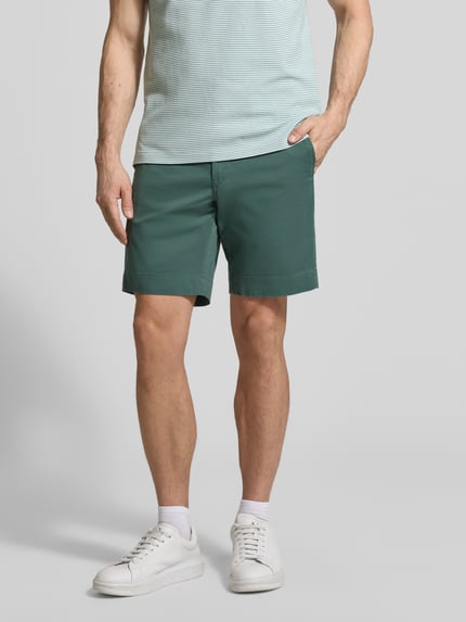 Männermodel trägt Straight Fit Chinoshorts aus Baumwoll-Mix von Polo Ralph Lauren, Optik: Unifarben, Nahaufnahme Oberkörper bis Knie.