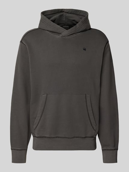 Produktfoto, dunkelgrauer Regular Fit Hoodie aus reiner Baumwolle von G-Star RAW mit Kängurutasche und feiner Struktur vor grauem Hintergrund