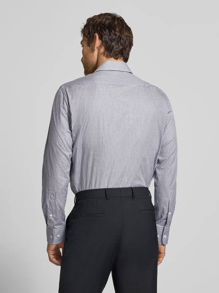Männermodel trägt Regular Fit Business-Hemd aus Baumwolle von Christian Berg Men mit feinen Streifen, Rückenansicht, Ganzkörperansicht Rückansicht. Herren Business-Hemd aus reiner Baumwolle, langärmlig, Haifischkragen, Schulterbreite 42 cm, Rückenlänge 82 cm, Ärmellänge 65 cm.