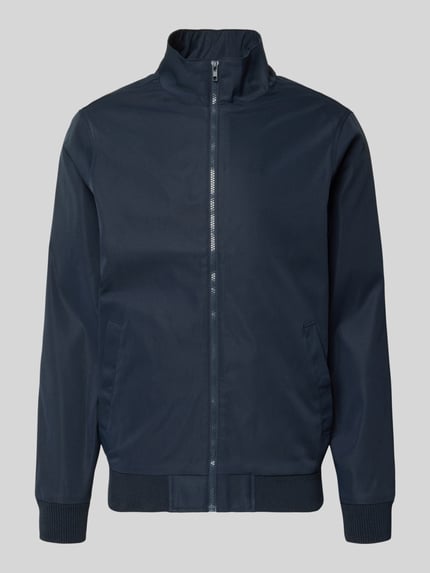 Produktfoto, Regular Fit Jacke mit Stehkragen Modell 'Hefi' von Blend aus reiner Baumwolle in Dunkelblau, glatte Struktur, Reißverschluss, Eingrifftaschen, elastische Abschlüsse, schlichte Form und klare Linien, Rückenlänge 71 cm, Schulterbreite 46 cm, Brustweite 48 cm, Ärmellänge 25 cm.