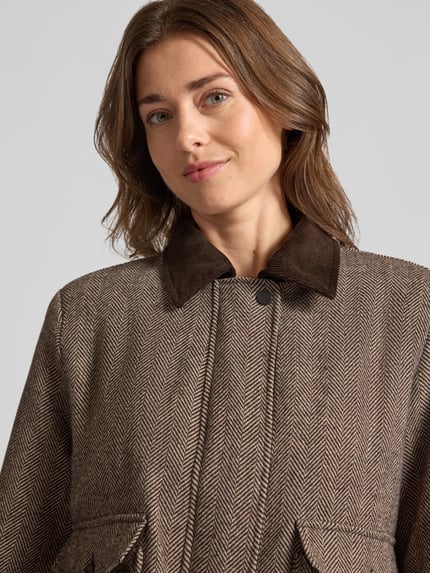 Vrouwenmodel draagt Jacke met wol, model 'Mila' van FREE/QUENT, corduroy look Kentkraag, materaailmix, klepzak, Nahaufnahme Oberkörper.
