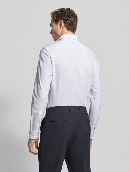 Männermodel trägt weißes Super Slim Fit Business Hemd mit Haikragen von Jake*s aus Baumwoll-Mix mit Stretch-Anteil, Ganzkörperansicht Rückansicht.