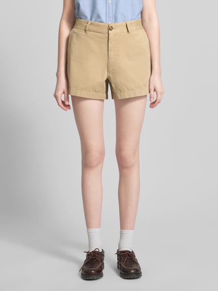 Frauenmodel trägt Loose Fit Bermudas aus reiner Baumwolle von Polo Ralph Lauren, unifarben, Twill, Eingrifftaschen, Ganzkörperansicht von vorne.