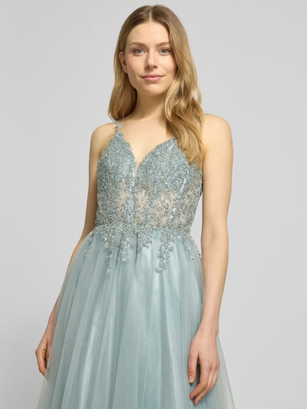Frauenmodel trägt Abendkleid mit Spitze und Spaghettiträgern von Hey Kyla, zartes Blau, Chiffon, A-Linie, Paillettenbesatz, Nahaufnahme Oberkörper.