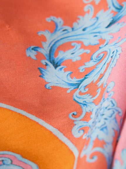 Produktfoto, Tuch aus Viskose-Mix mit Seiden-Anteil von Codello, floraler Allover-Print, orange-blaue Farben, glatte Textur.