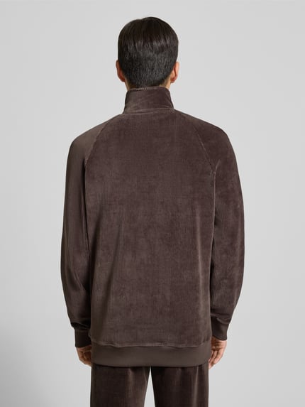 Männermodel trägt Sweatjacke mit Stehkragen von MCNEAL aus braunem Baumwoll-Mix mit Stretch, gerippten Abschlüssen, Rückenansicht, Regular Fit.