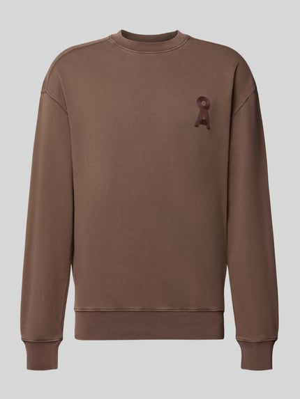Produktfoto, braunes Relaxed Fit Sweatshirt aus reiner Baumwolle Modell 'ICONIC Å' von ARMEDANGELS, glatte Textur vor grauem Hintergrund.