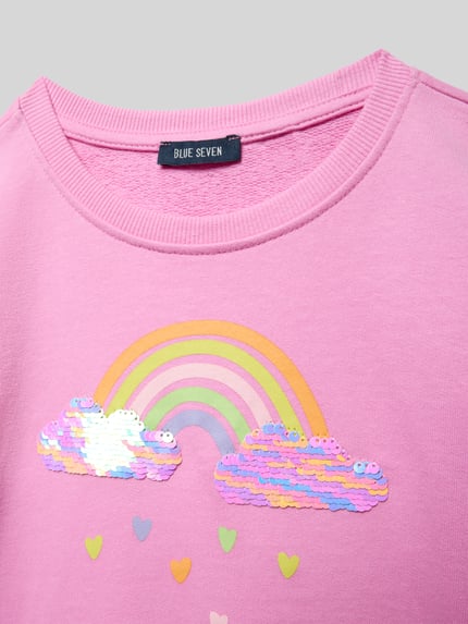 Produktfoto, Regular Fit Sweatshirt mit Allover-Motiv-Print von Blue Seven aus Reine Baumwolle, Rosa mit buntem Regenbogen und Herzmotiven, Rundhalsausschnitt, elastische Abschlüsse.