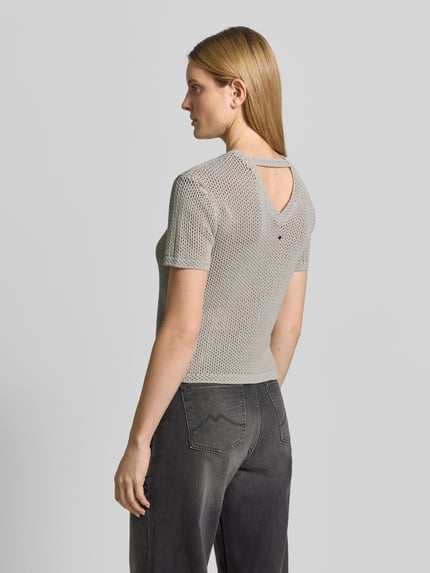 Frauenmodel trägt Strickshirt mit Rundhalsausschnitt von ARMANI EXCHANGE, Baumwoll-Mix, Regular Fit, graue Töne, Ganzkörperansicht Rückansicht.