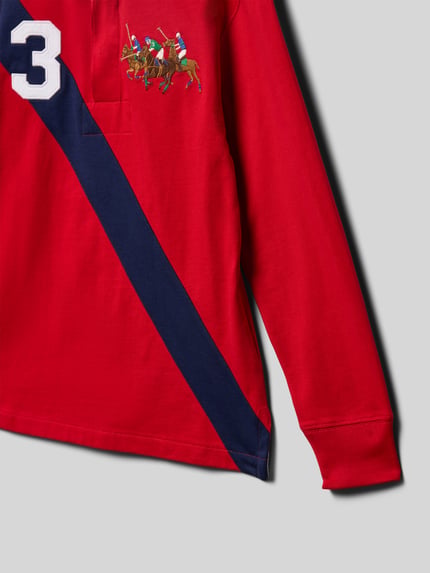 Jongen draagt gebreide pullover met Polokraag van Polo Ralph Lauren Teens, puur katoen, regular fit, knoopsluiting, labelstitching, ribboorden, ruglengte 53 cm, mouwlengte 47 cm, detailopname.