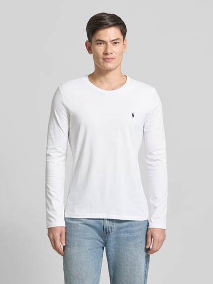 Mannenmodel draagt Longsleeve aus Baumwolle mit Label-Stitching van Polo Ralph Lauren, witte katoen, rechte pasvorm, vooraanzicht bovenlichaam.