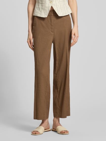 Frauenmodel trägt braune Chino aus Leinen-Mix mit Bügelfalte Modell 'CALIFORNIA' von Cambio, Straight Fit, Nahaufnahme Oberkörper bis Füße.