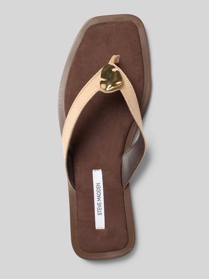 Produktfoto, Zehentrenner aus Leder mit Blockabsatz Modell 'MEIRA' von Steve Madden in Braun-Beige, abgerundete Form, leicht strukturierte Sohle, Damen, Absatzhöhe: 1 cm, Schaftweite: 7 cm, Größe 40.