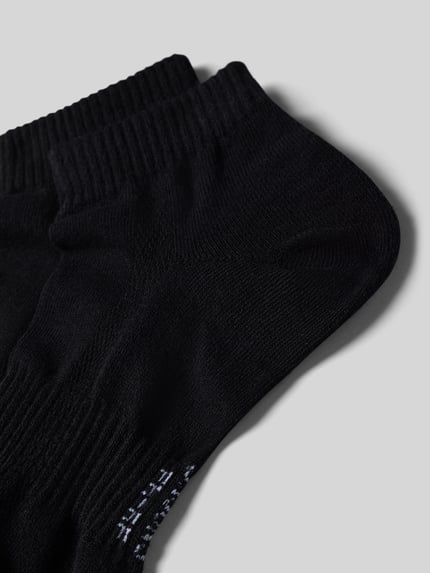 Produktfoto, Socken mit elastischem Bund im 2er-Pack von Snocks für Herren aus Baumwoll-Mix mit Strukturmuster in Schwarz auf grauem Hintergrund.