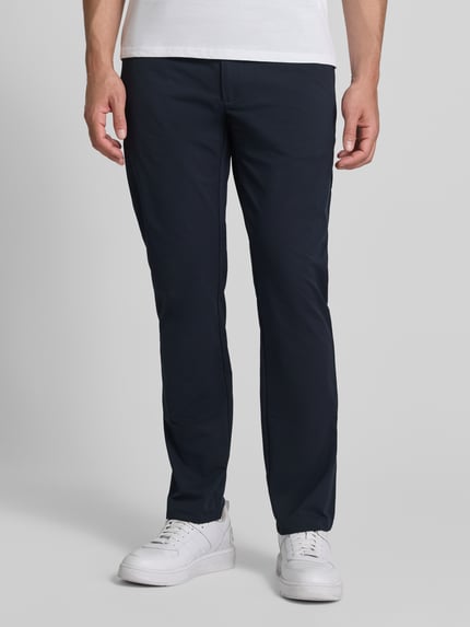 Männermodel trägt Tapered Fit Hose mit Gesäßtaschen von MCNEAL in Dunkelblau, mit Eingrifftaschen und Knopf-Reißverschluss, Nahaufnahme Oberkörper. Bundweite bei Größe M: 45 cm, Innenbeinlänge: 80 cm.