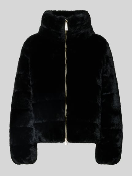 Produktfoto, Webpelzjacke mit Zweiwege Reißverschluss von S. OLIVER BLACK LABEL, unifarben glänzend schwarz, strukturierte Fleece-Oberfläche, metallische Akzente, elastische Abschlüsse, cropped Regular Fit.