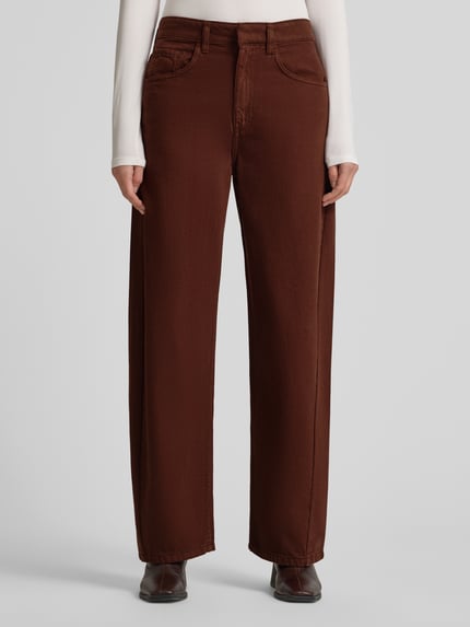 Frauenmodel trägt Loose Fit Jeans mit 5-Pocket-Design Modell 'CAROL' von Mango, braune Farbe, Reine Baumwolle, lockerer Schnitt, Knopf- und Reißverschluss, Bundweite 36 cm, Innenbeinlänge 76 cm, Ganzkörperansicht von vorne.