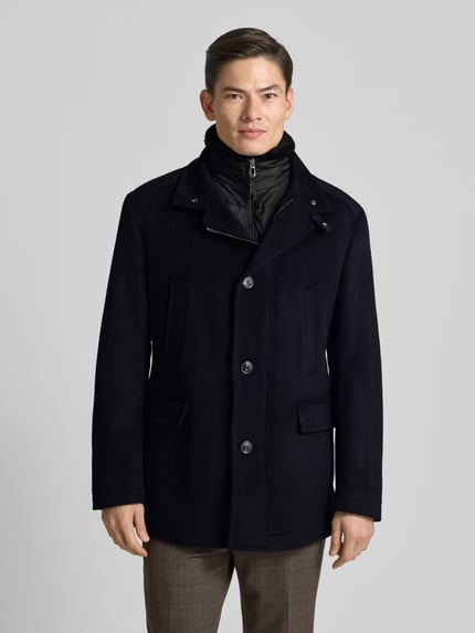 Männermodel trägt Wolljacke mit Stehkragen und Pattentaschen Modell 'Gary' von JOOP! Collection im Woll-Mix, gerade geschnitten, Ganzkörperansicht von vorne.