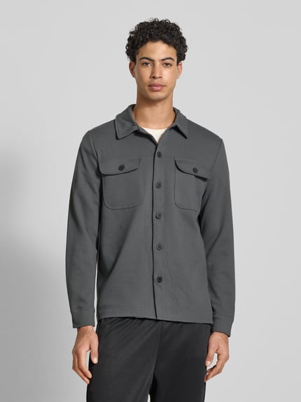 Männermodel trägt Regular Fit Hemdjacke mit viskose-aandeel Modell 'NEWKODYL' van Only & Sons, unikleurig twill, borstzak, voorkant, ganse lichaam