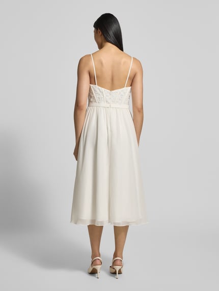 Frauenmodel trägt Brautkleid mit Herz-Ausschnitt von LAONA, cremefarbenes unifarbenes Design mit Raffungen, Zierbesatz, Rückansicht, Ganzkörperansicht.