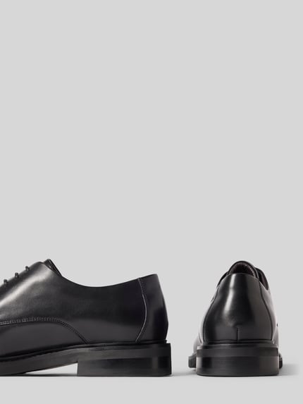 Produktfoto, Schnürschuh aus beschichtetem Leder mit Label-Prägung Modell 'Soft' von DIGEL, schwarze Farbe, leicht strukturierte Sohle, abgerundete-Spitze, Absatzhöhe 3 cm, Schafthöhe 7 cm, Schaftweite 11 cm.
