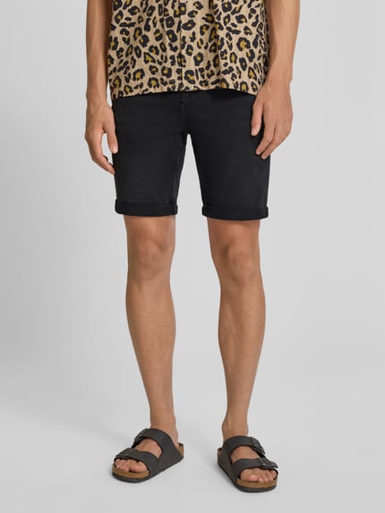 Männermodel trägt Regular Fit Jeansshorts aus Baumwoll-Mix Modell 'PLY' von Only & Sons, dunkelblau, 5-Pocket-Design, Ganzkörperansicht von vorne.