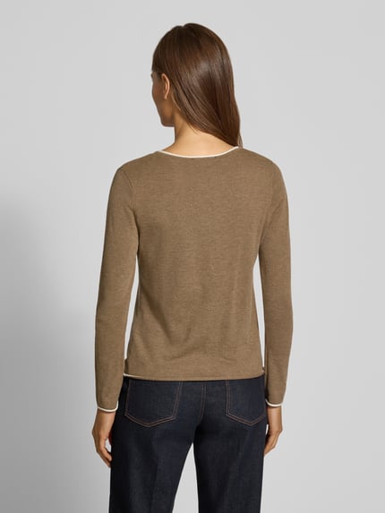 Frauenmodel trägt Strickjacke mit Rundhalsausschnitt Modell 'LUCCAPK' von MANGO in Braun, Baumwoll-Materialmix, Ganzkörperansicht Rückansicht.