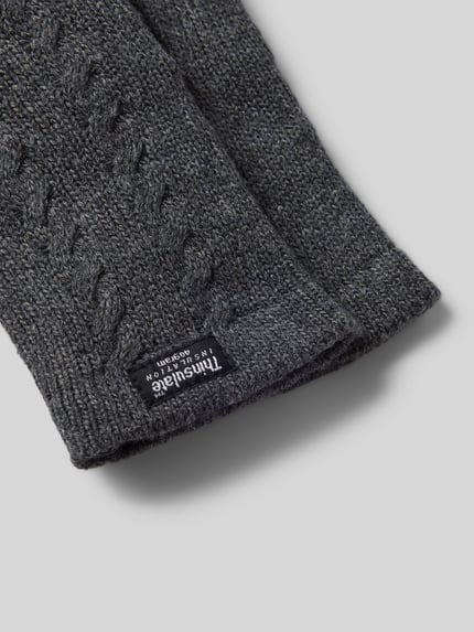 Produktfoto, Handschuhe aus reiner Wolle mit Label-Detail von EEM, graues Zopfmuster, gerippter Abschluss, strukturierte Oberfläche