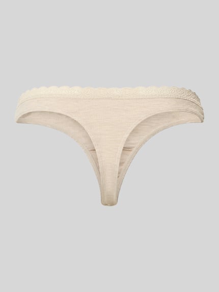 Produktfoto, String aus Modal-Mix mit Spitzenbesatz von Jake*s Casual in Beige mit feiner Spitze und glatter Struktur vor grauem Hintergrund.