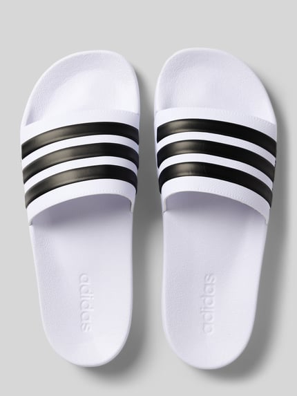 Produktfoto, Badeschuhe mit Label-Prägung Modell 'ADILETTE SHOWER' von adidas Sportswear, jednokolorowy, nosek buta: otwarte palce, kształt obcasa: płaska podeszwa, wytłaczane logo, paski, bez zapięcia, podeszwa: z fakturą