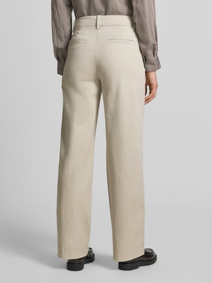 Vrouwenmodel draagt Regular Fit Hose aus Baumwoll-Mix mit Lyocell-Anteil van Marc O'Polo, look: effen, regular fit pasvorm, mid waist, riemlussen, knoop en verdekte ritssluiting, zijsteekzakken, decoratieve achterzakken, twill, mix van katoen en lyocell, Ganzkörperansicht Rückansicht.