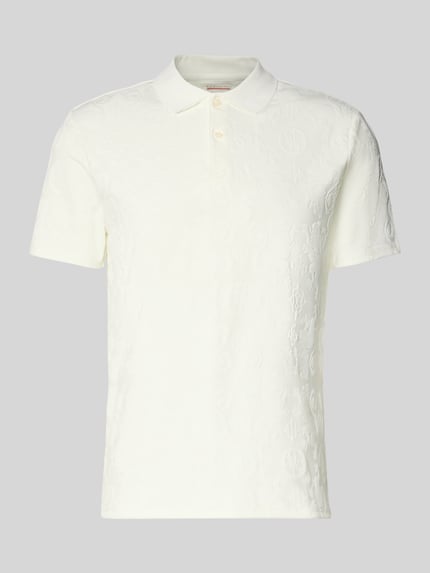 Produktfoto, Slim Fit Poloshirt in tonalem Allover-Look von Guess, cremefarben, aus Material-Mix mit Stretch-Anteil, Polokragen, Knopfleiste, Rückenlänge 68 cm bei Größe M.