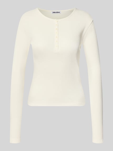 Produktfoto, Slim Fit Langarmshirt aus reiner Baumwolle von REVIEW, cremefarben, Rundhalsausschnitt, Knopfleiste, feine Rippstruktur